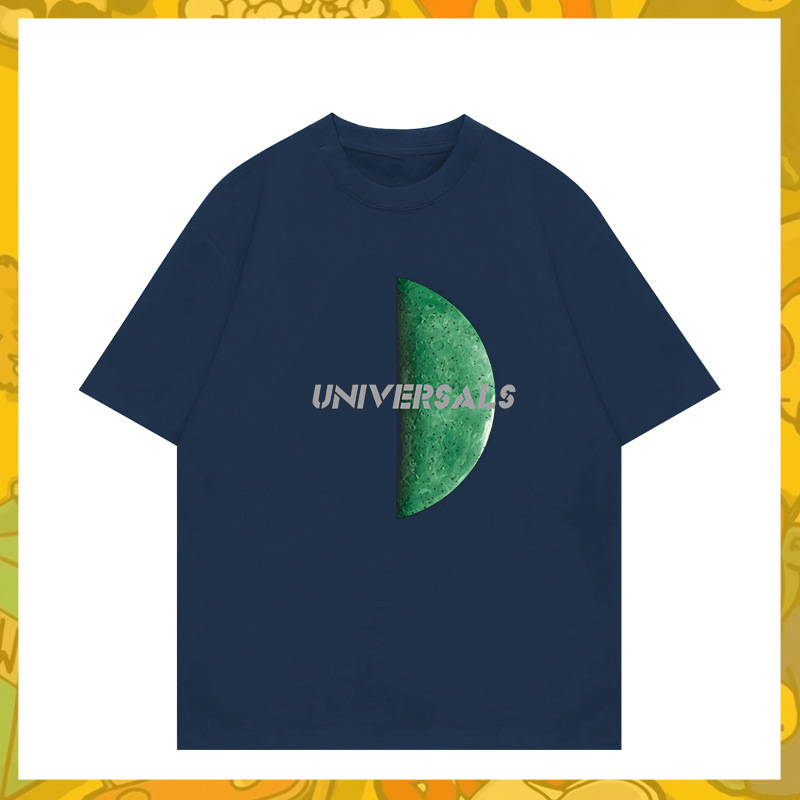 Meeste puuvillane T-särk ümmarguse kaelusega, lahtine lõige, lühikesed varrukad, soojusülekande trükis tähtede ja arvudega.