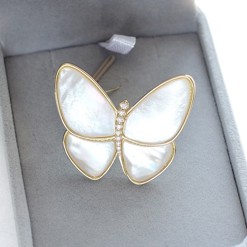 Brošnja leptir od legure s cirkonom i imitacijskim biserom, ugradnja, elegantan dizajn, proljeće 2025 izdanje