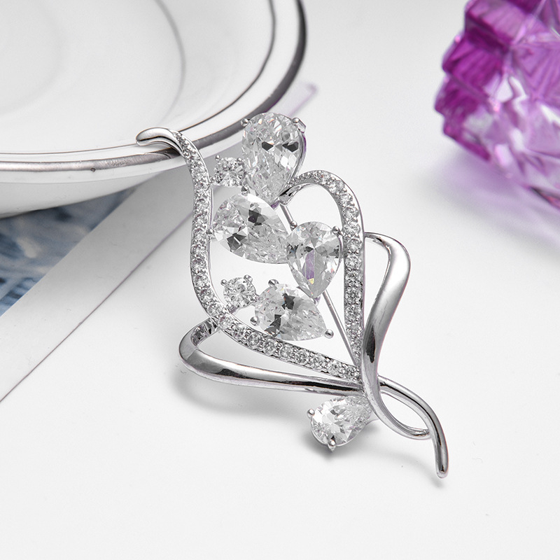 Brošnja leptir od legure s cirkonom i imitacijskim biserom, ugradnja, elegantan dizajn, proljeće 2025 izdanje