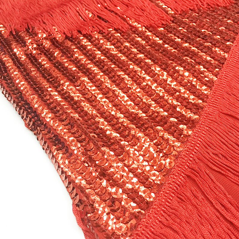 Latīna deju kleita ar spīguļiem un tambām uz siksnām; tīkla audums, odere 100% poliesters; vienkrāsains raksts; paredzēta pieaugušām dejotājām