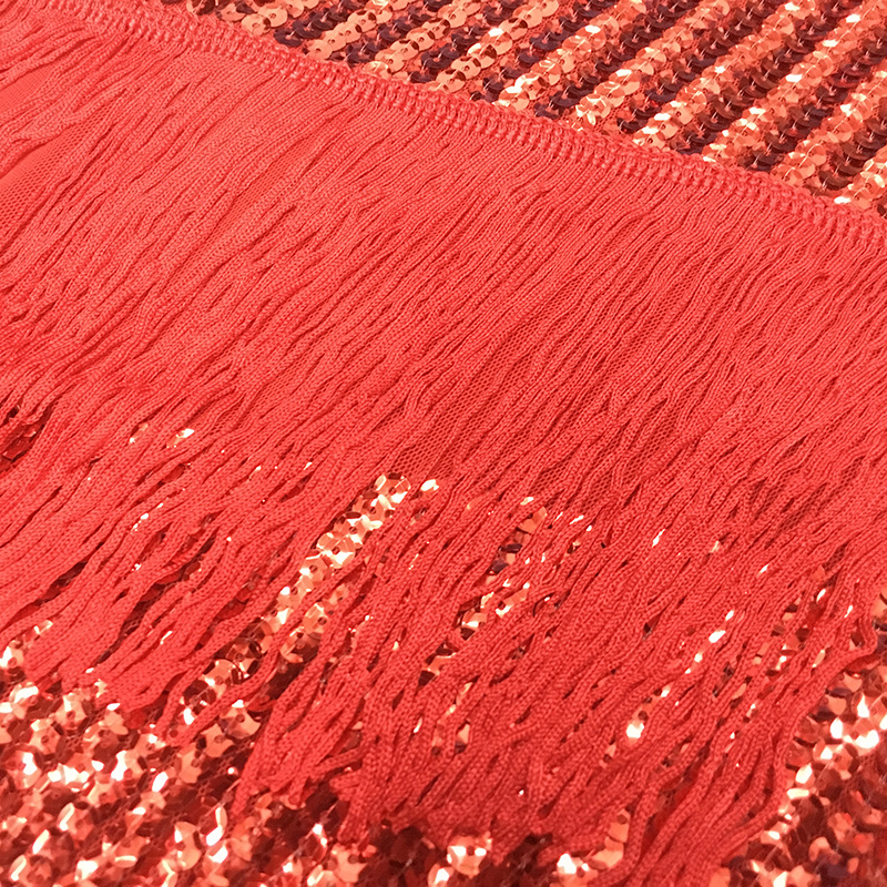 Latīna deju kleita ar spīguļiem un tambām uz siksnām; tīkla audums, odere 100% poliesters; vienkrāsains raksts; paredzēta pieaugušām dejotājām