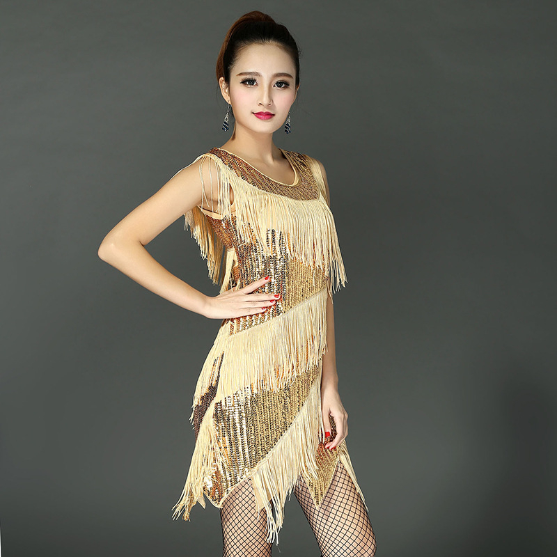 Latīna deju kleita ar spīguļiem un tambām uz siksnām; tīkla audums, odere 100% poliesters; vienkrāsains raksts; paredzēta pieaugušām dejotājām