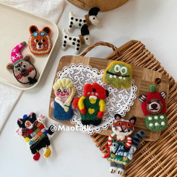 Broš od vunenog filca, ručna izrada, crtani motiv medvjed i dalmatinac, dekorativni dodatak