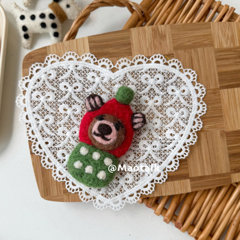 Broš od vunenog filca, ručna izrada, crtani motiv medvjed i dalmatinac, dekorativni dodatak