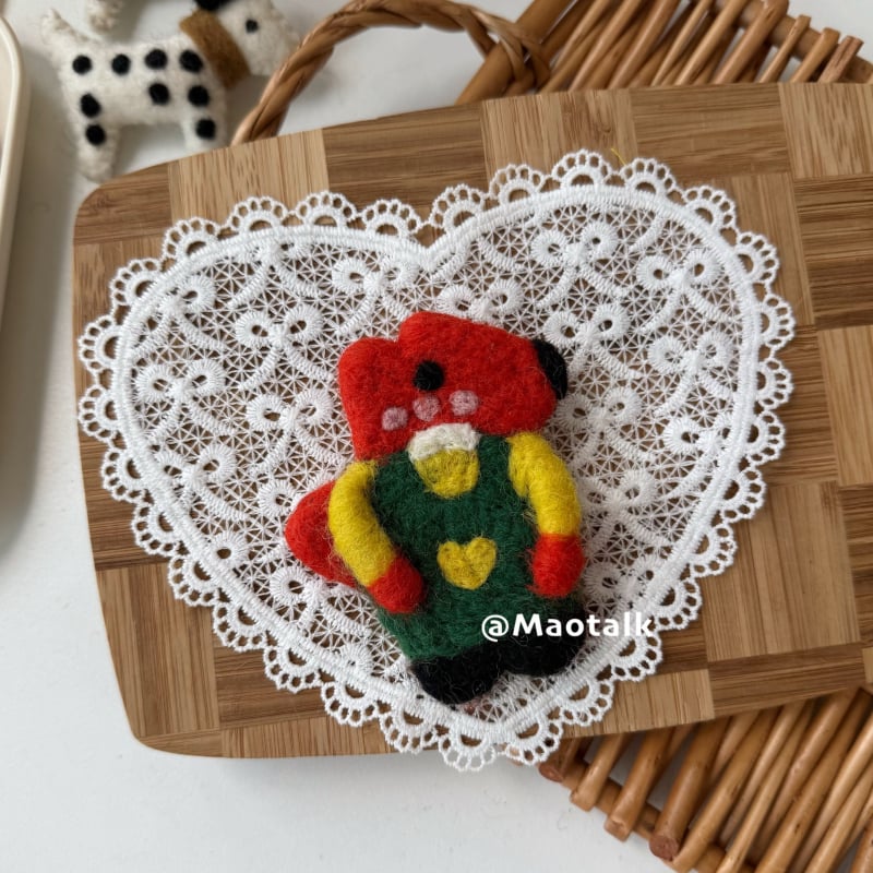 Broš od vunenog filca, ručna izrada, crtani motiv medvjed i dalmatinac, dekorativni dodatak