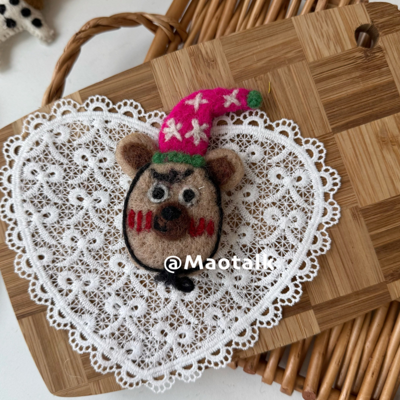 Broš od vunenog filca, ručna izrada, crtani motiv medvjed i dalmatinac, dekorativni dodatak