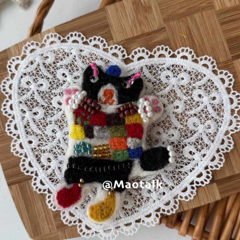 Broš od vunenog filca, ručna izrada, crtani motiv medvjed i dalmatinac, dekorativni dodatak