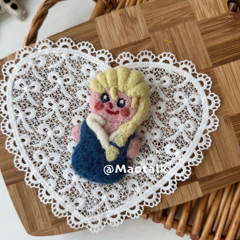 Broš od vunenog filca, ručna izrada, crtani motiv medvjed i dalmatinac, dekorativni dodatak