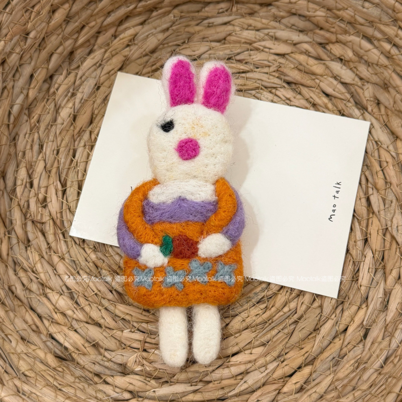 Broš od vunenog filca, ručna izrada, crtani motiv medvjed i dalmatinac, dekorativni dodatak