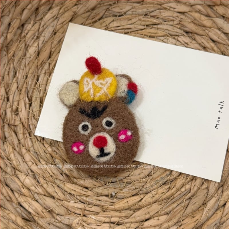 Broš od vunenog filca, ručna izrada, crtani motiv medvjed i dalmatinac, dekorativni dodatak