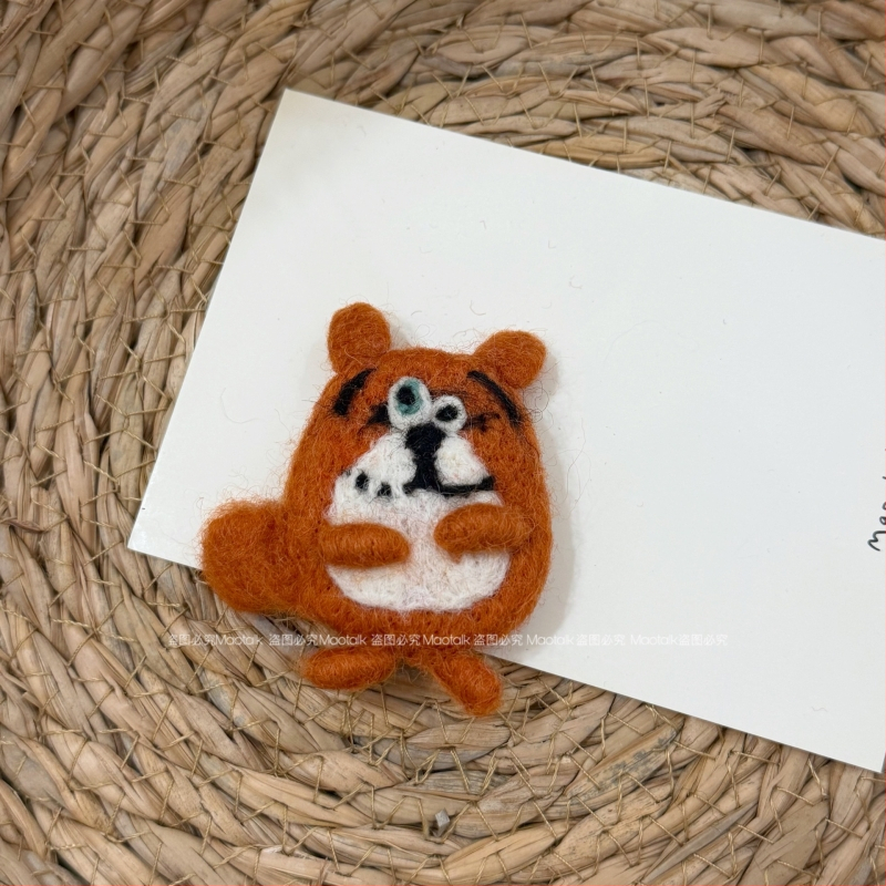 Broš od vunenog filca, ručna izrada, crtani motiv medvjed i dalmatinac, dekorativni dodatak