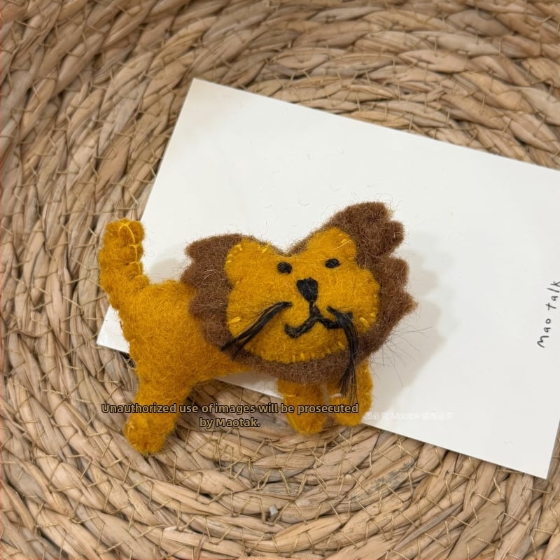 Broš od vunenog filca, ručna izrada, crtani motiv medvjed i dalmatinac, dekorativni dodatak