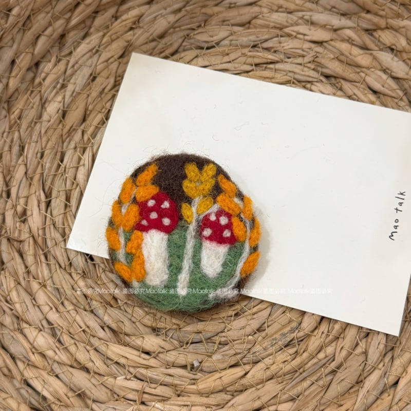 Broš od vunenog filca, ručna izrada, crtani motiv medvjed i dalmatinac, dekorativni dodatak