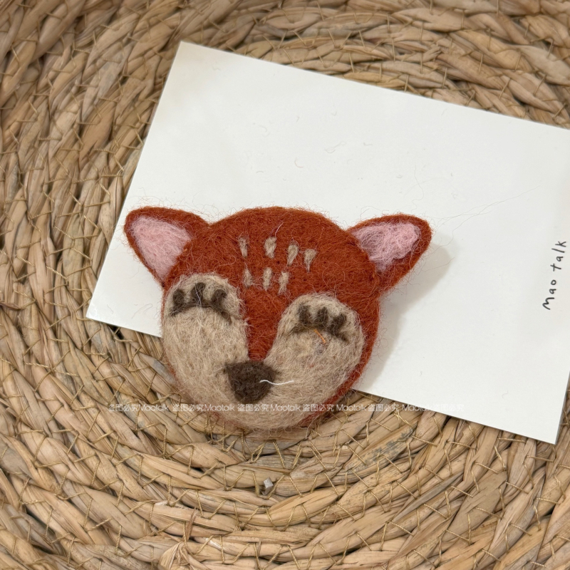 Broš od vunenog filca, ručna izrada, crtani motiv medvjed i dalmatinac, dekorativni dodatak