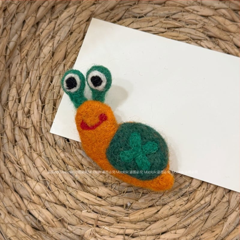 Broš od vunenog filca, ručna izrada, crtani motiv medvjed i dalmatinac, dekorativni dodatak