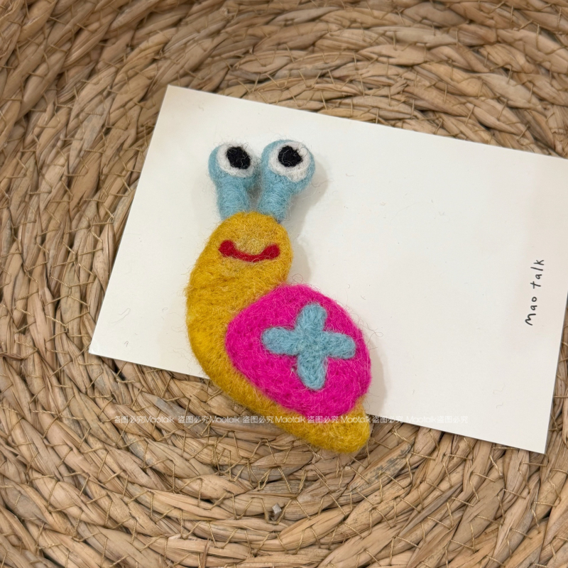 Broš od vunenog filca, ručna izrada, crtani motiv medvjed i dalmatinac, dekorativni dodatak