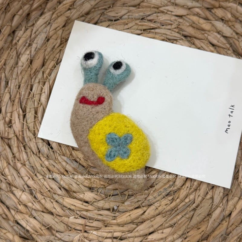 Broš od vunenog filca, ručna izrada, crtani motiv medvjed i dalmatinac, dekorativni dodatak