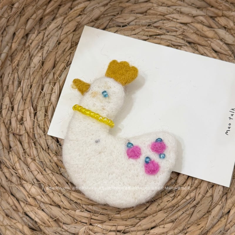 Broš od vunenog filca, ručna izrada, crtani motiv medvjed i dalmatinac, dekorativni dodatak