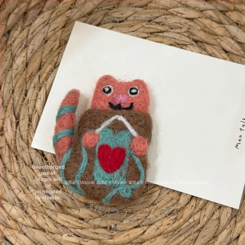 Broš od vunenog filca, ručna izrada, crtani motiv medvjed i dalmatinac, dekorativni dodatak