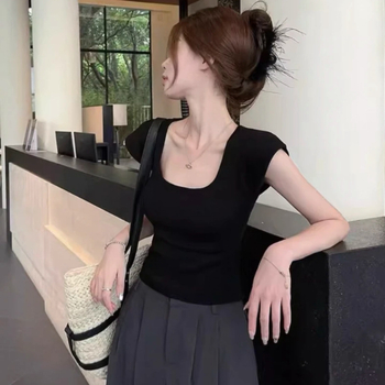 Tricou damă cu guler în formă U, mâneci scurte, croială slim, lungime scurtă, material: fibră acrilică și spandex.