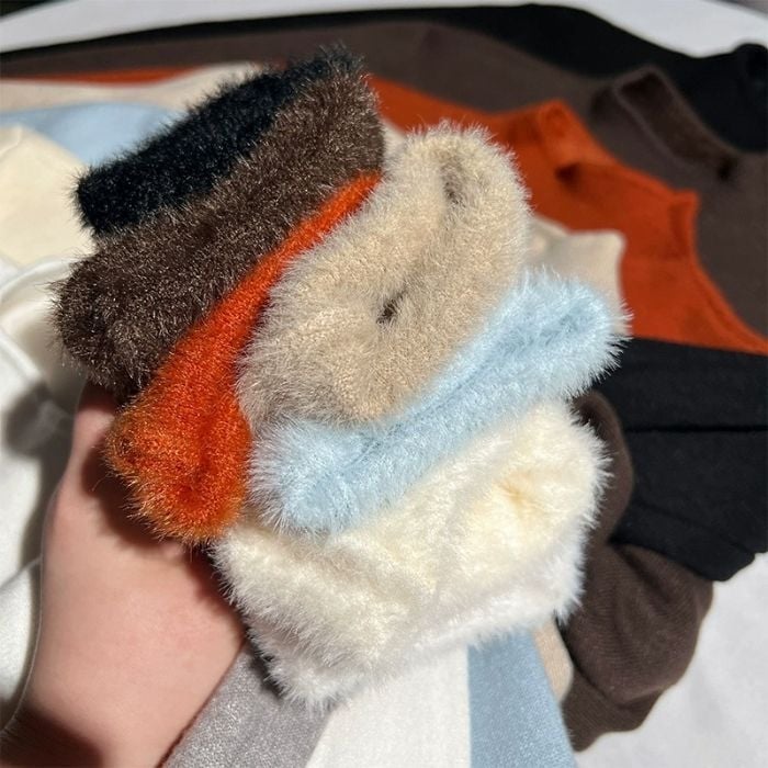 Sievietes kapucētais džemperis no Mink Velvet – ārkārtīgi biezs, garas piedurknes, vienkrāsains adījums