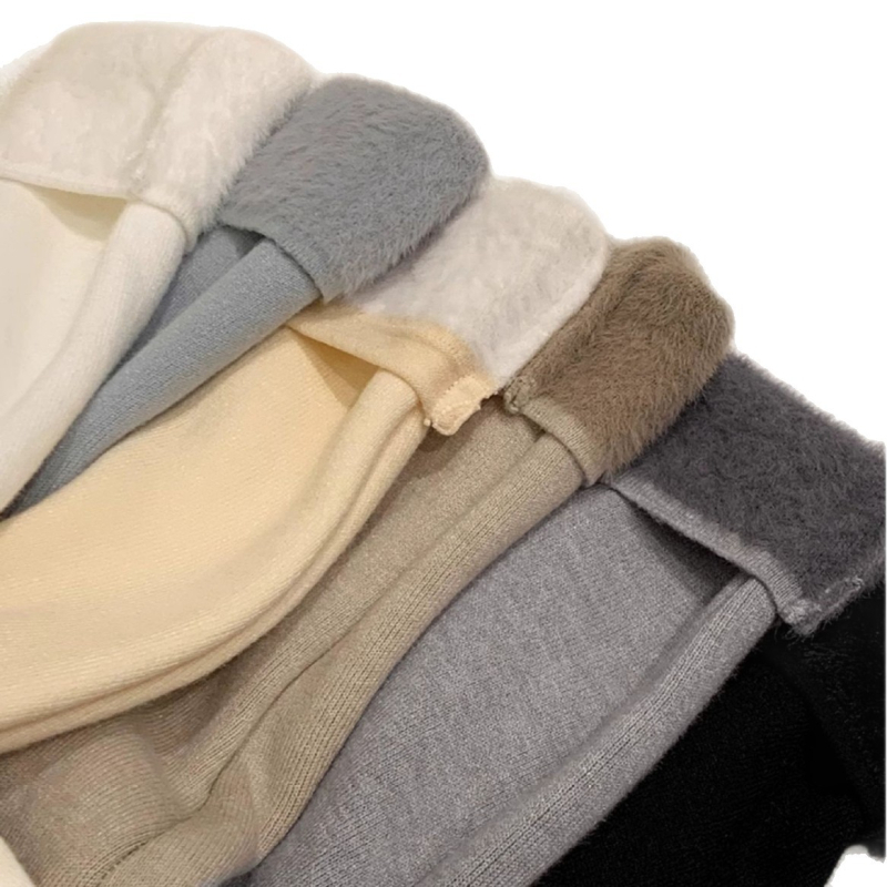 Sievietes kapucētais džemperis no Mink Velvet – ārkārtīgi biezs, garas piedurknes, vienkrāsains adījums