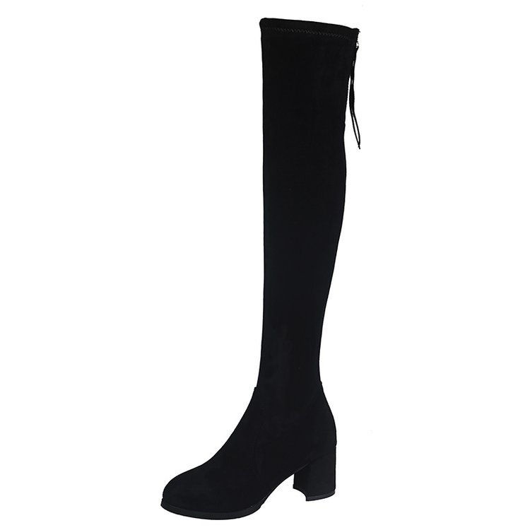Čizme iznad koljena, nubuk gornji materijal, gumeni potplat, visok pet 6–8 cm, srednja visina čizme