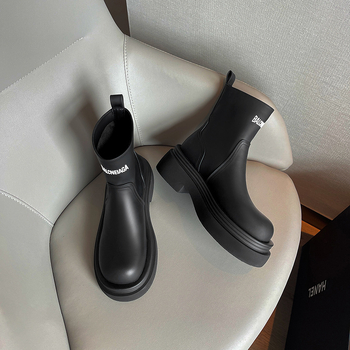 Sievietes Martins zābaki: augšējais materiāls mikrošķiedra, zole poliuretāns, papēža augstums 3–5 cm, apaļa pirksta forma