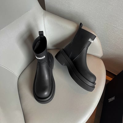 Sievietes Martins zābaki: augšējais materiāls mikrošķiedra, zole poliuretāns, papēža augstums 3–5 cm, apaļa pirksta forma