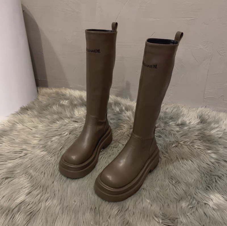 Sievietes Martins zābaki: augšējais materiāls mikrošķiedra, zole poliuretāns, papēža augstums 3–5 cm, apaļa pirksta forma