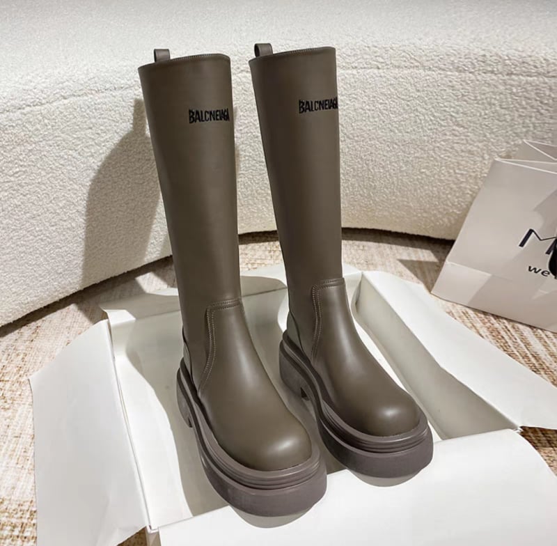 Sievietes Martins zābaki: augšējais materiāls mikrošķiedra, zole poliuretāns, papēža augstums 3–5 cm, apaļa pirksta forma