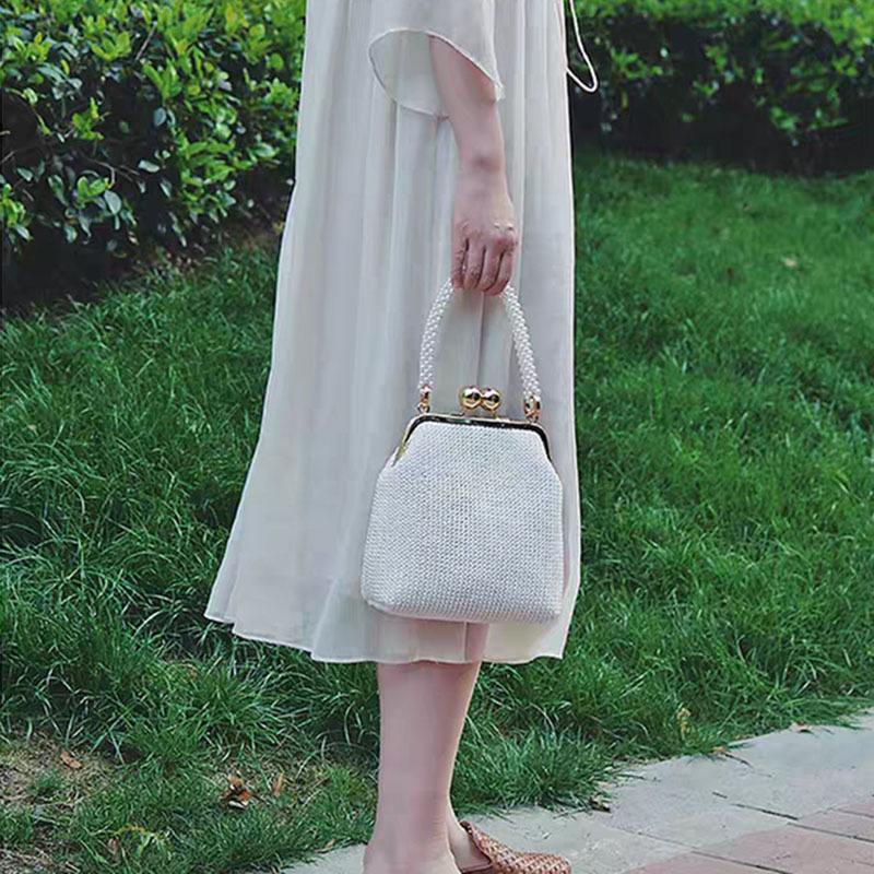 Remen za torbu — pleteni lanac s perlama, ABS imitacije perli; model: kvadratni stupper perlni držač; kategorija: remen/rameni remen; proljeće 2024