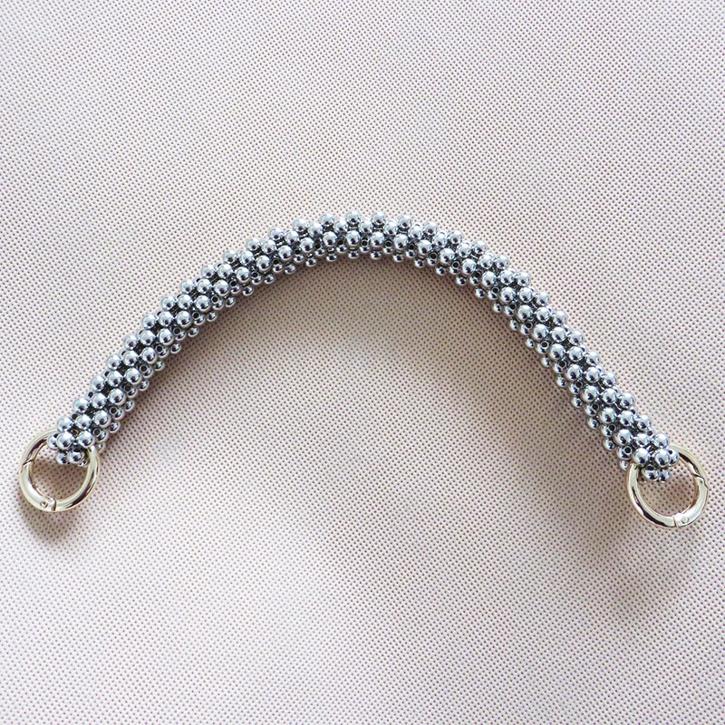 Remen za torbu — pleteni lanac s perlama, ABS imitacije perli; model: kvadratni stupper perlni držač; kategorija: remen/rameni remen; proljeće 2024