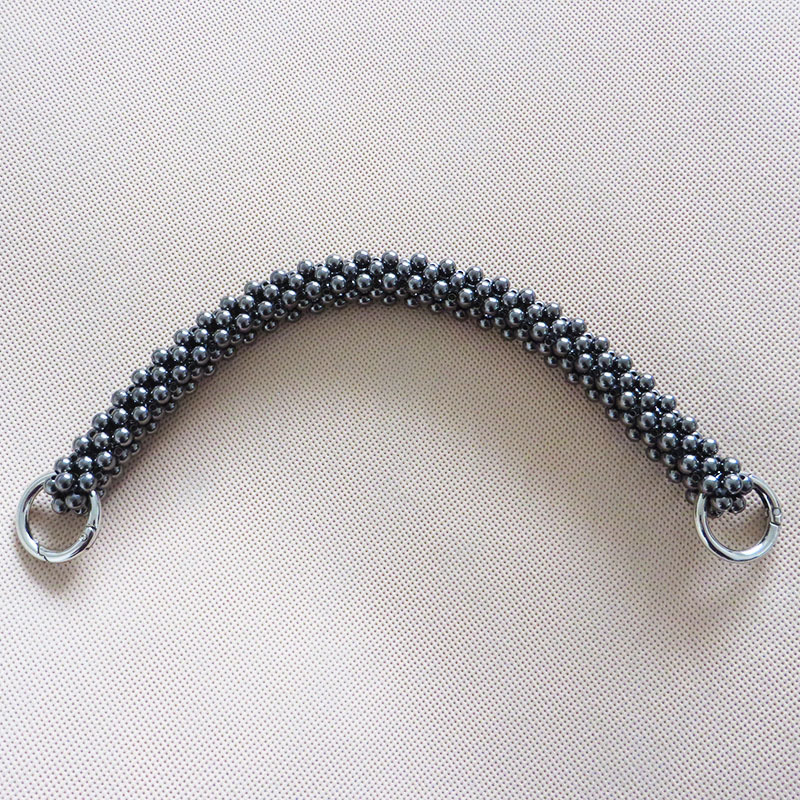 Remen za torbu — pleteni lanac s perlama, ABS imitacije perli; model: kvadratni stupper perlni držač; kategorija: remen/rameni remen; proljeće 2024