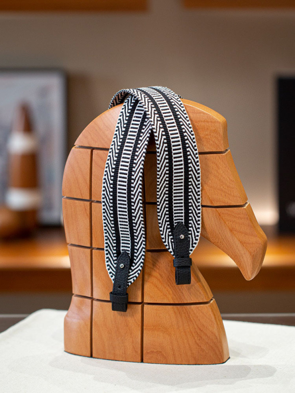 Remen za torbu preko ramena od kože prvog sloja i platna — ultra lagan, otporan na habanje, smanjuje teret; prugasti uzorak; kategorija: remen za torbu/rameni remen; izlazak proljeće 2025