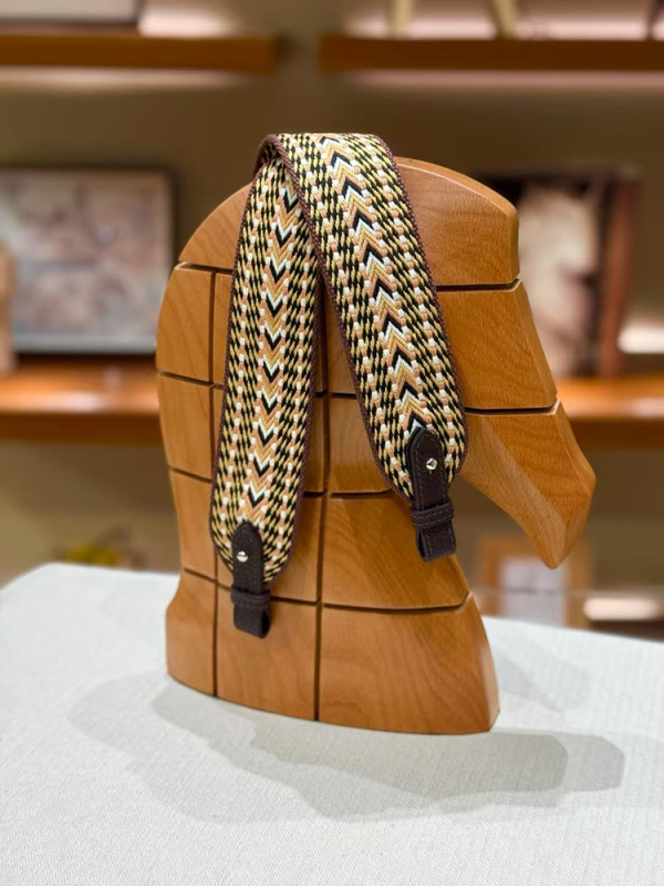 Remen za torbu preko ramena od kože prvog sloja i platna — ultra lagan, otporan na habanje, smanjuje teret; prugasti uzorak; kategorija: remen za torbu/rameni remen; izlazak proljeće 2025