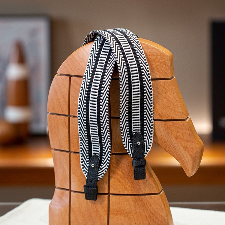 Remen za torbu preko ramena od kože prvog sloja i platna — ultra lagan, otporan na habanje, smanjuje teret; prugasti uzorak; kategorija: remen za torbu/rameni remen; izlazak proljeće 2025