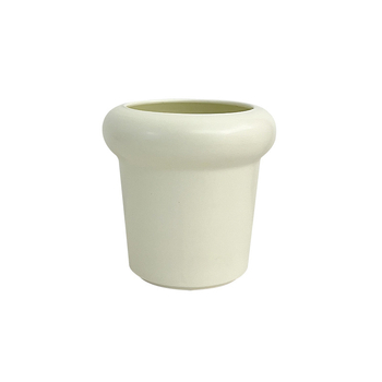 Phalaenopsis orhideja u keramičkoj posudi za desktop upotrebu, moderni minimalistički stil, prozračni dizajn, pečeni završni sloj