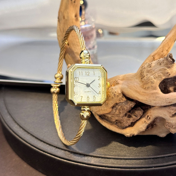 Női kvarcóra, négyzetes tárcsával, nyitott karkötő, analóg kijelző