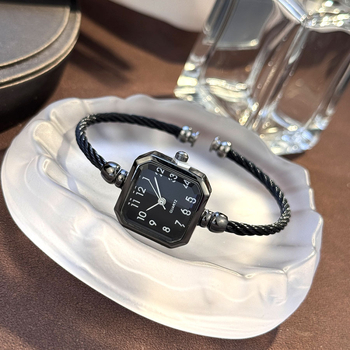 Női kvarcóra, négyzetes tárcsával, nyitott karkötő, analóg kijelző