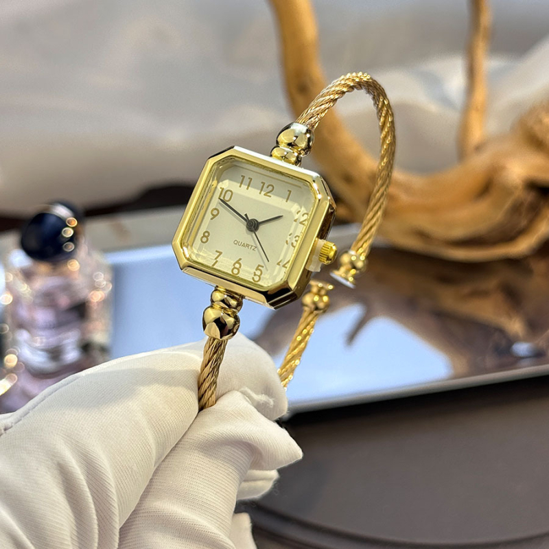Női kvarcóra, négyzetes tárcsával, nyitott karkötő, analóg kijelző