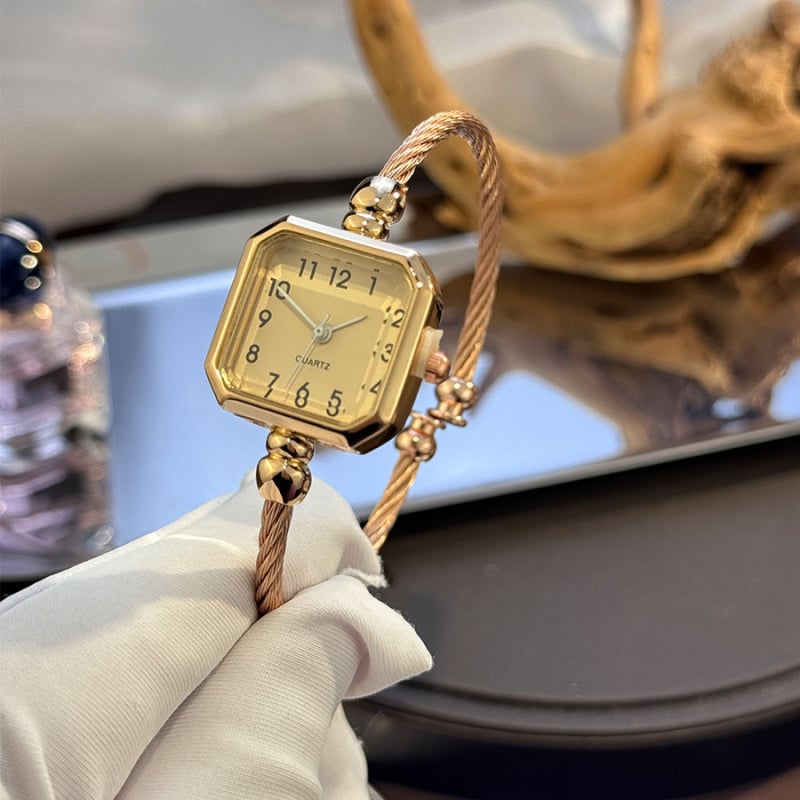 Női kvarcóra, négyzetes tárcsával, nyitott karkötő, analóg kijelző