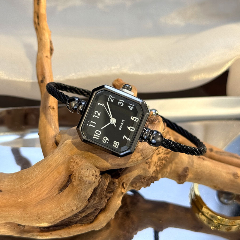 Női kvarcóra, négyzetes tárcsával, nyitott karkötő, analóg kijelző