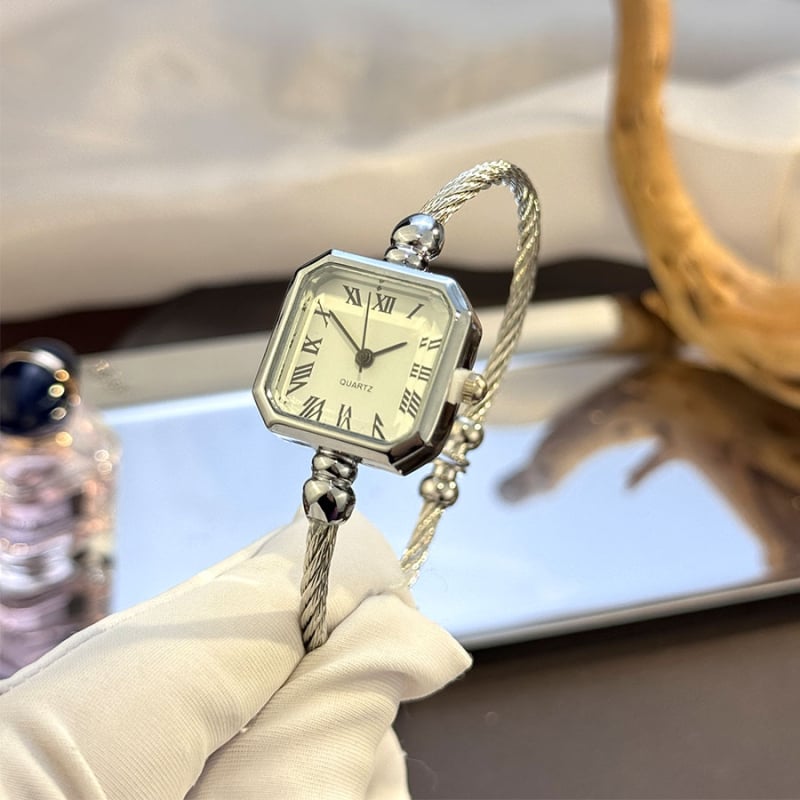 Női kvarcóra, négyzetes tárcsával, nyitott karkötő, analóg kijelző