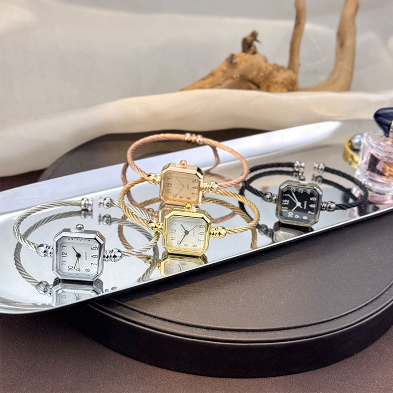 Női kvarcóra, négyzetes tárcsával, nyitott karkötő, analóg kijelző