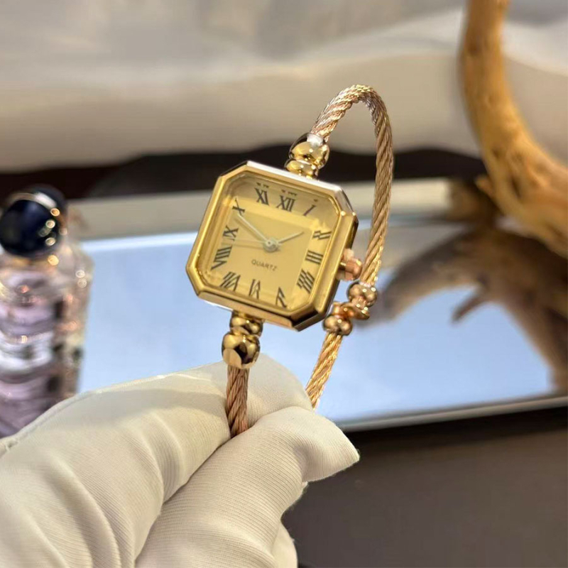 Női kvarcóra, négyzetes tárcsával, nyitott karkötő, analóg kijelző