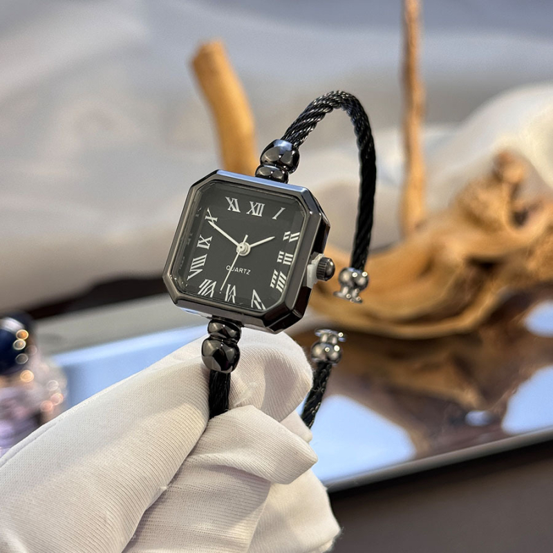 Női kvarcóra, négyzetes tárcsával, nyitott karkötő, analóg kijelző