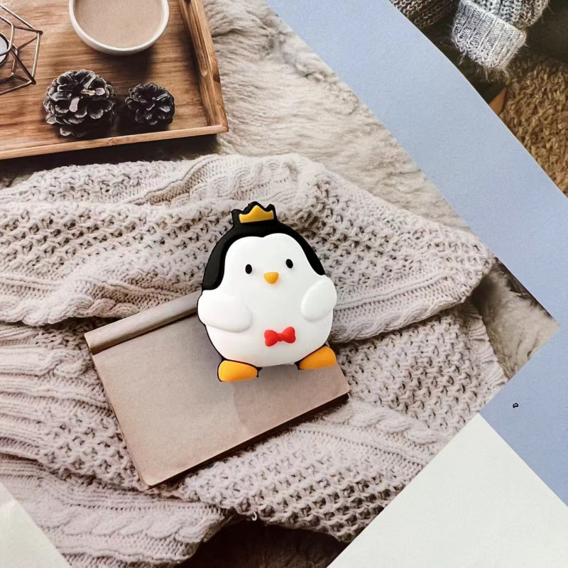 Apple duomenų kabelio vyniojimo įrenginys su karikatūriniu pingvino ir tigro dizainu; apsaugo kabelį nuo lūžimo; vyniojimo tipas: atviras; stilius: piešiniai; prekė Seven