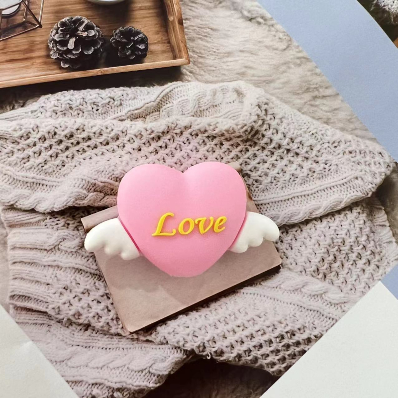 Apple duomenų kabelio vyniojimo įrenginys su karikatūriniu pingvino ir tigro dizainu; apsaugo kabelį nuo lūžimo; vyniojimo tipas: atviras; stilius: piešiniai; prekė Seven