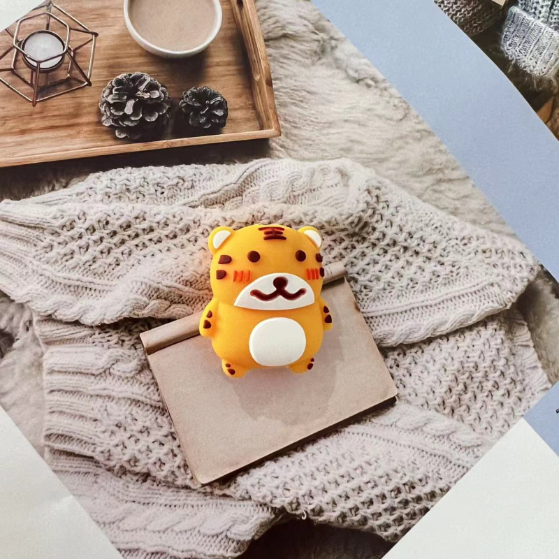 Apple duomenų kabelio vyniojimo įrenginys su karikatūriniu pingvino ir tigro dizainu; apsaugo kabelį nuo lūžimo; vyniojimo tipas: atviras; stilius: piešiniai; prekė Seven